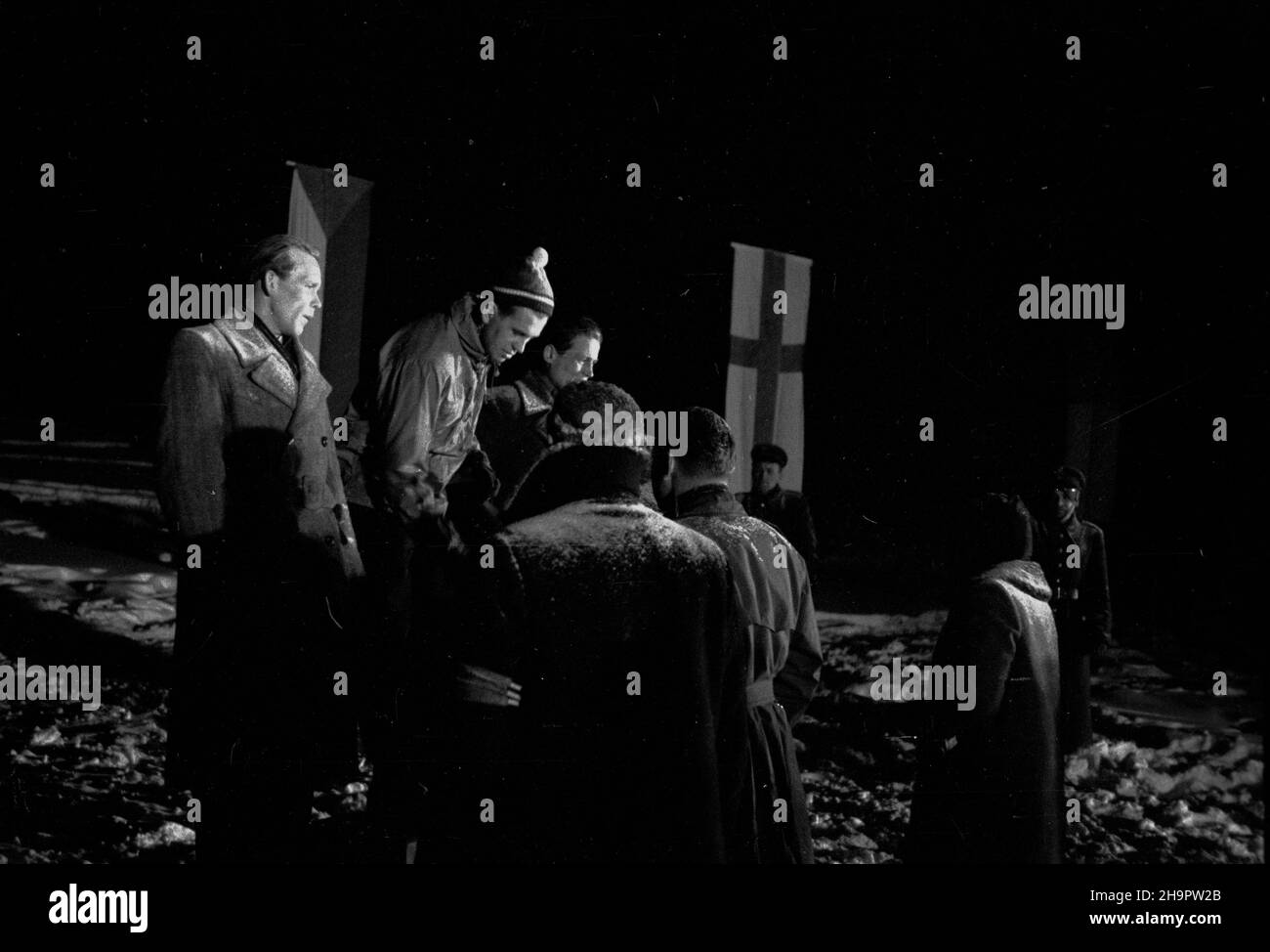 Zakopane, 1949-03-03. Miêdzynarodowe Zawody narciarskie o Puchar Tatr (23 II-3 III). Uroczystoœæ zakoñczenia turnieju na stadionie sportowym pod Krokwi¹. NZ. Na podio m.in: Finowie Eero Salonen (L) i Suomalainen (P). ka PAP Zakopane, 3 de marzo de 1949. El turismo internacional de esquí para la Copa de las Montañas Tatra (febrero de 23 - marzo de 3). La ceremonia de clausura en el estadio deportivo bajo Krokiew. En la foto: En el podio, Eero Salonen (izquierda) y Suomalainen (derecha). ka PAP Foto de stock