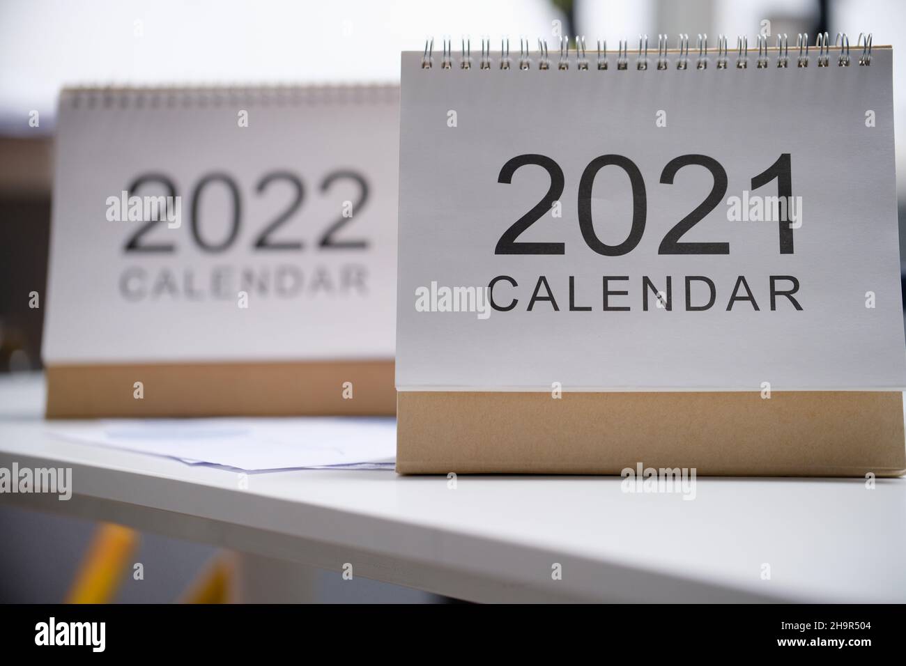 Calendario 2021 y 2022 en el primer plano de la mesa. Próximo año nuevo y la planificación de las tareas empresariales Foto de stock