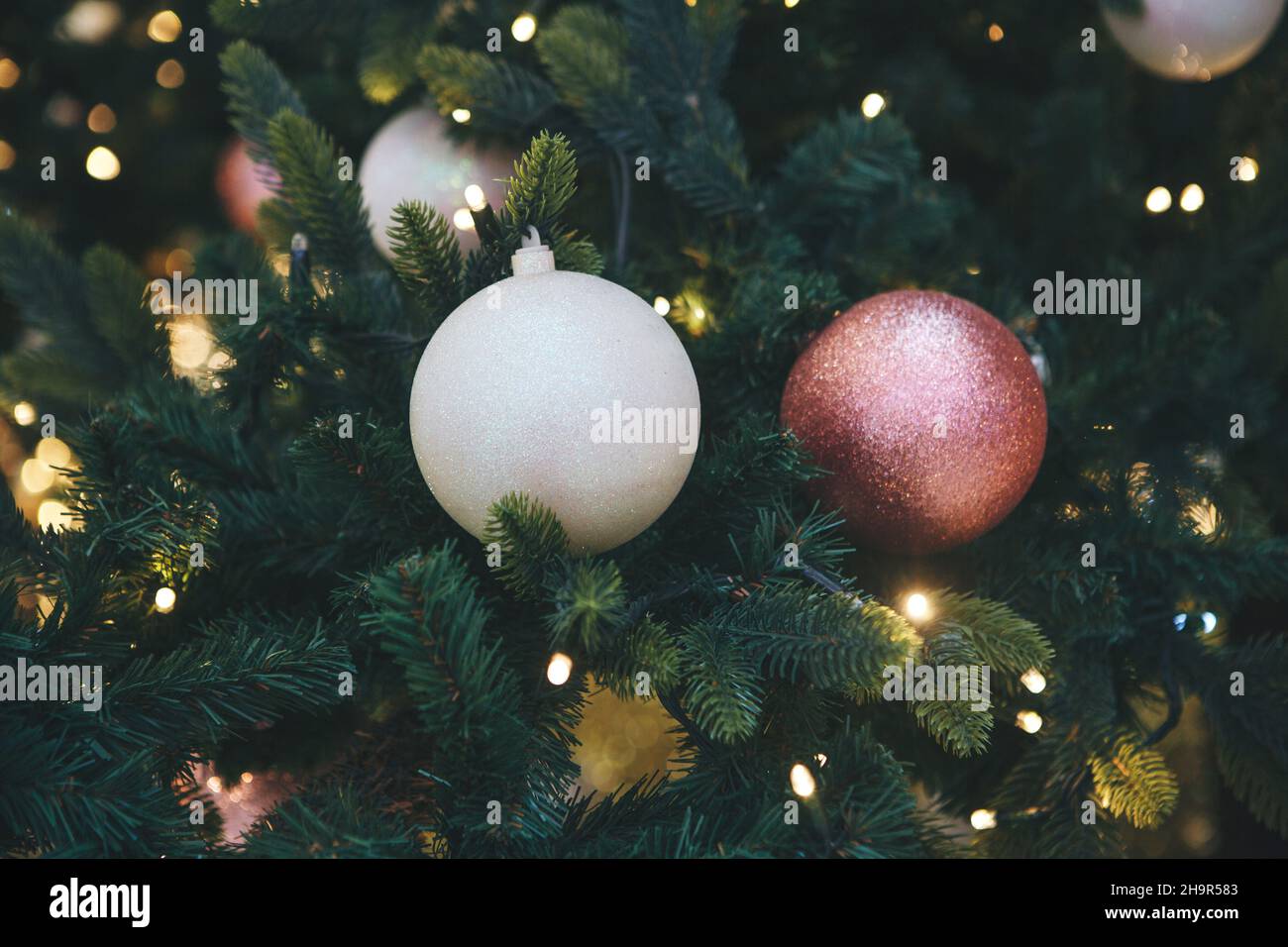 Adornos de Navidad en el árbol de Navidad. Celebración de Navidad, Año Nuevo y concepto festivo. Foto de stock