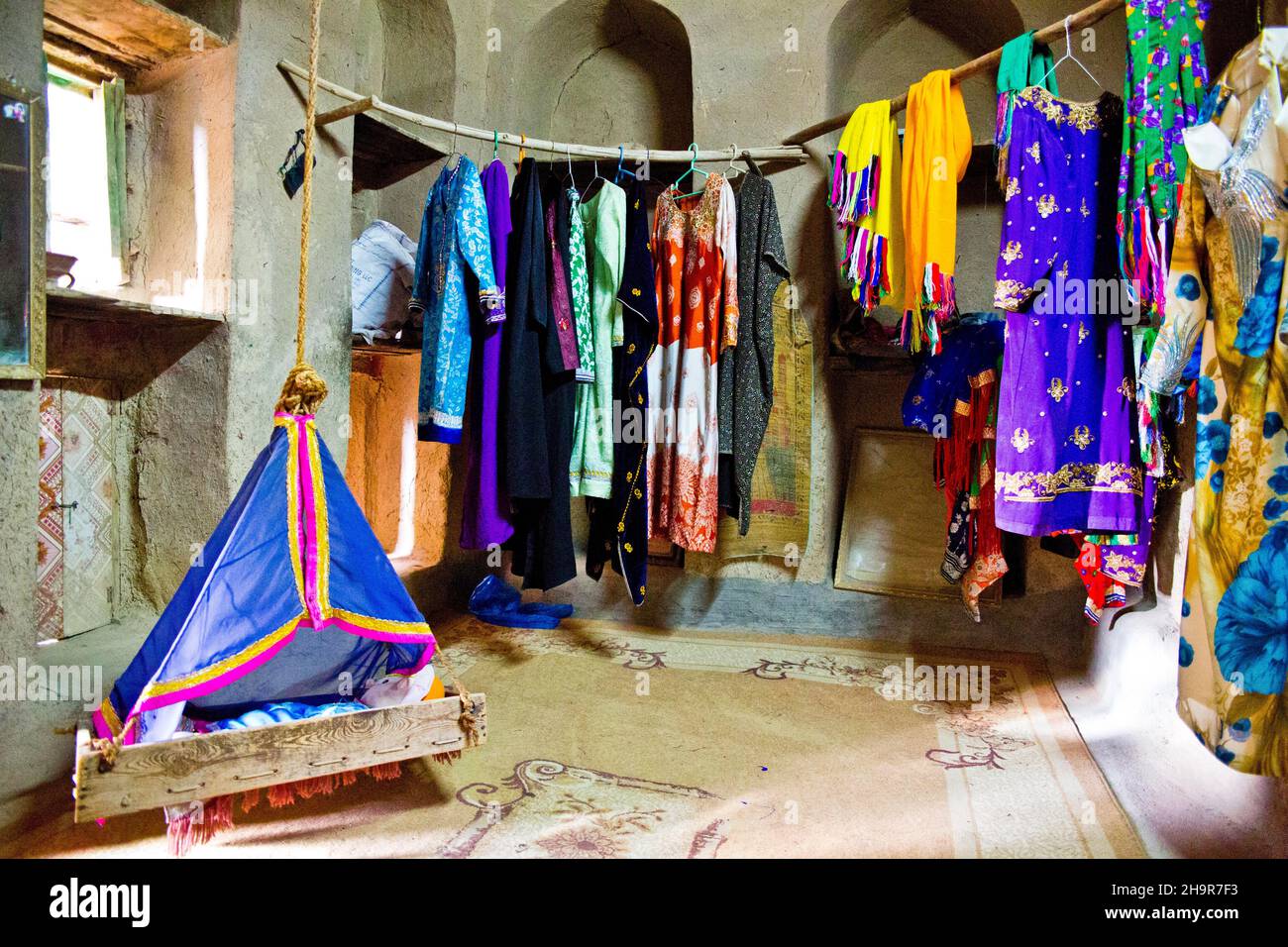 Carril de ropa y cuna, casa tradicional, Museo Bait al Safah de Historia Local, antiguo asentamiento de barro Al Hamra, Al Hamra, Omán Foto de stock