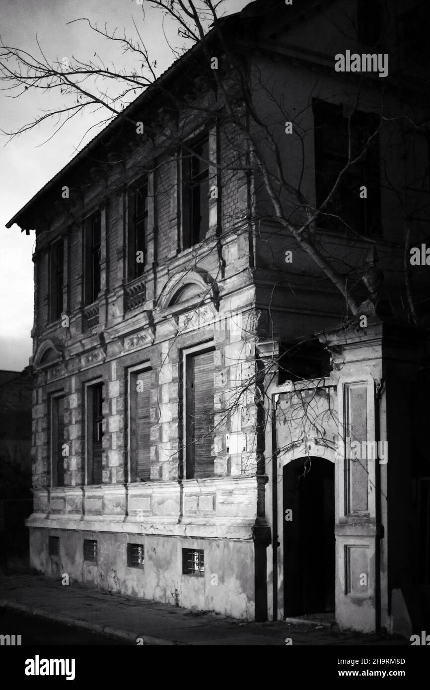 Edificio renacentista abandonado en Magdeburg, Alemania, catalogado como monumento. La imagen en blanco y negro se tomó por la noche, creando una iluminación única. Foto de stock