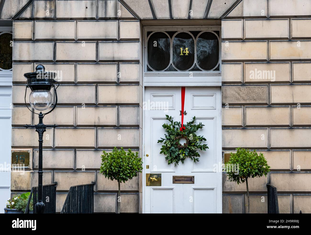 Casa georgiana en la puerta delantera blanca con corona de Navidad, Edimburgo New Town, Escocia, Reino Unido Foto de stock