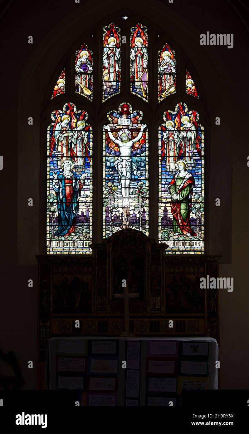 Vidrieras ventana este de Crucifixión de Jesucristo, Bradfield St George Church, Suffolk, Inglaterra, Reino Unido 1913 Diseñado por Edward Arthur Fellowes PR Foto de stock