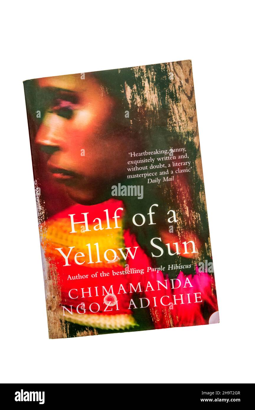 Una copia en papel de Half of a Yellow Sun de Chimamanda Ngozi Adichie. Publicado por primera vez en 2006. Foto de stock