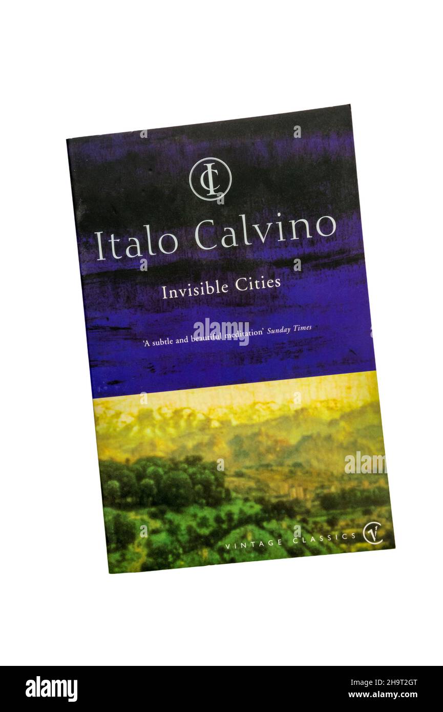 Una copia en papel de Ciudades Invisibles de Italo Calvino. Publicado por primera vez en Italia en 1972. Foto de stock