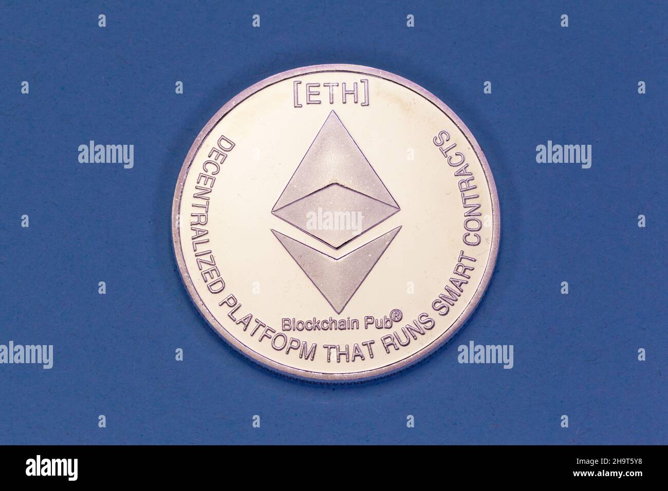 Moneda física de Cryptocurrency Ethereum. Foto de stock