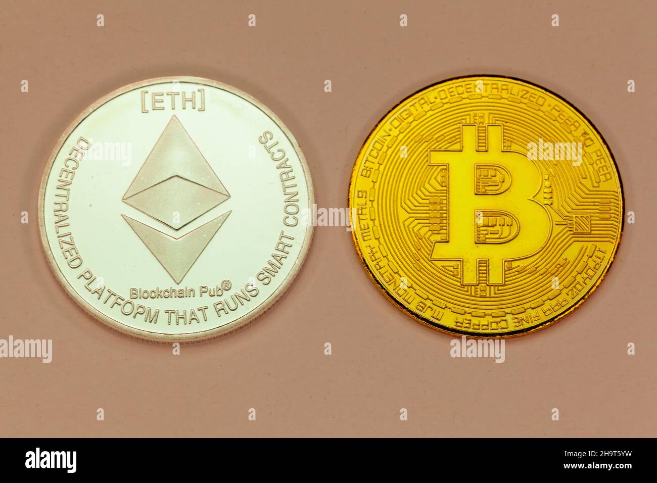 Bitcoin y Ethereum crytocurencey monedas. Foto de stock