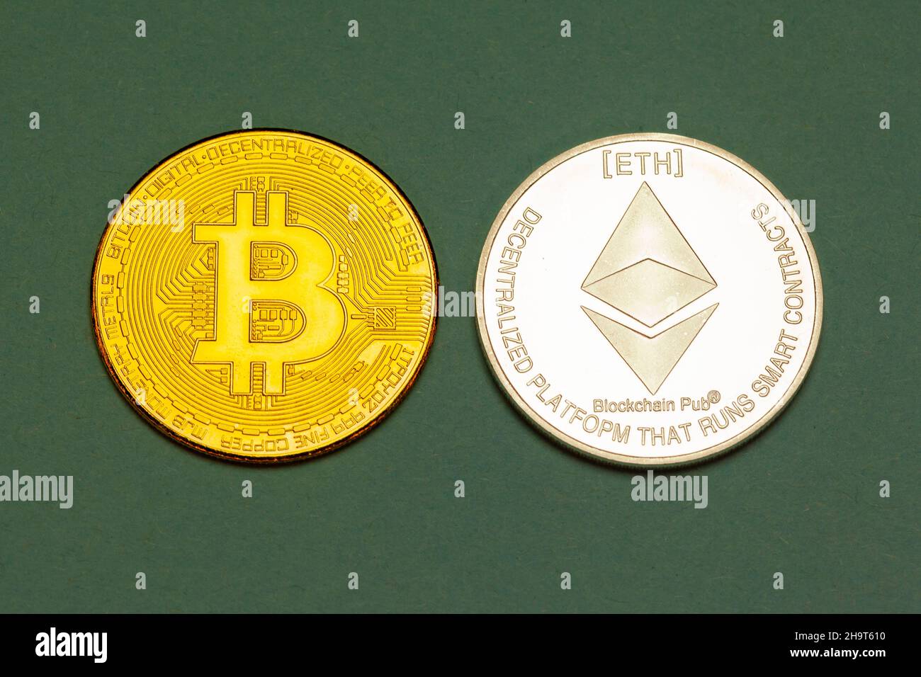 Bitcoin y Ethereum crytocurencey monedas. Foto de stock