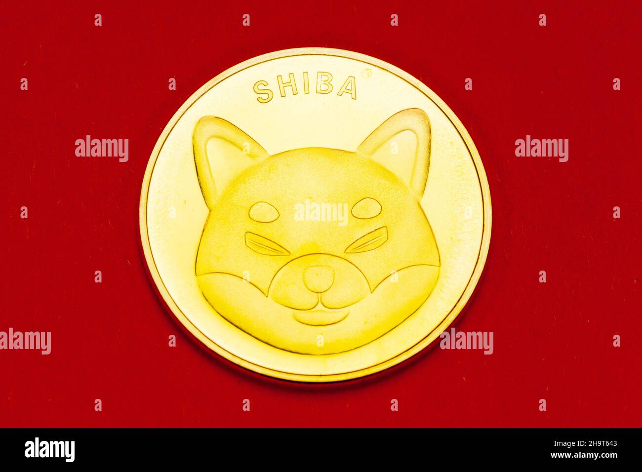 Moneda de criptomoneda Shiba Inu. Foto de stock