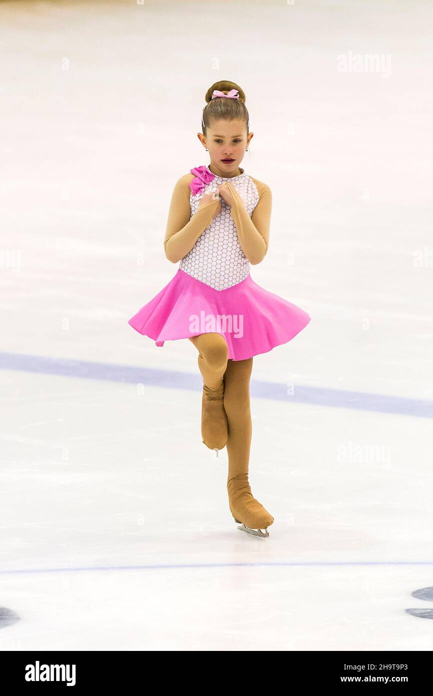 Niña pequeña figura patinador en hielo interior Foto de stock