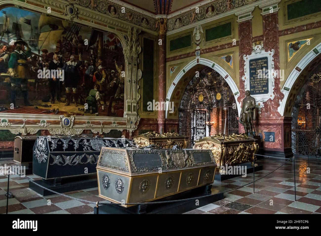 ROSKILDE, DINAMARCA - 29 DE JUNIO de 2016: Este es el interior de las tumbas reales en la capilla de Christian IV Foto de stock