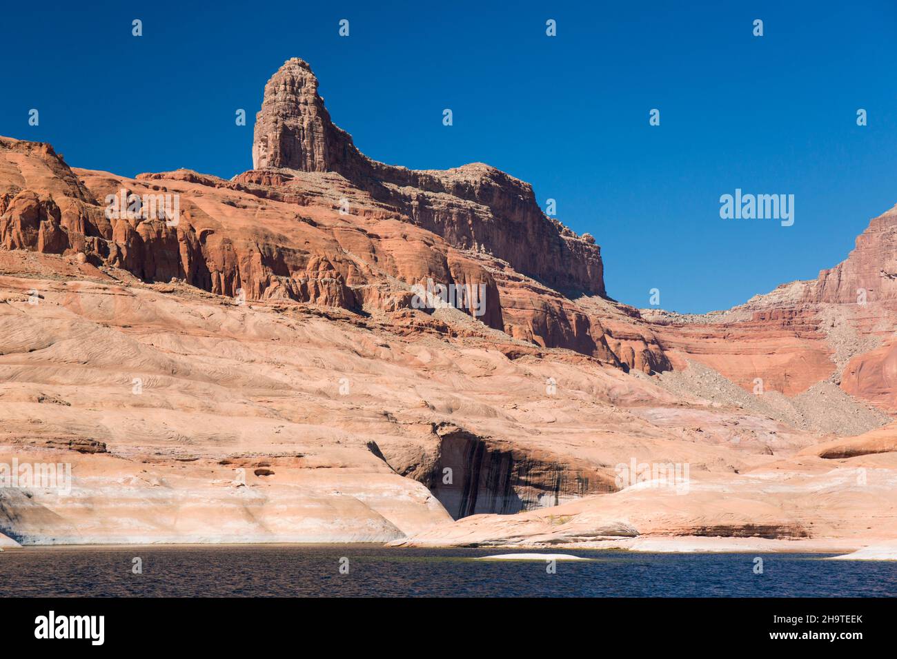 Área Nacional de Recreación de Glen Canyon, Utah, Estados Unidos. high arenisca butte que se eleva sobre el lago Powell. Foto de stock