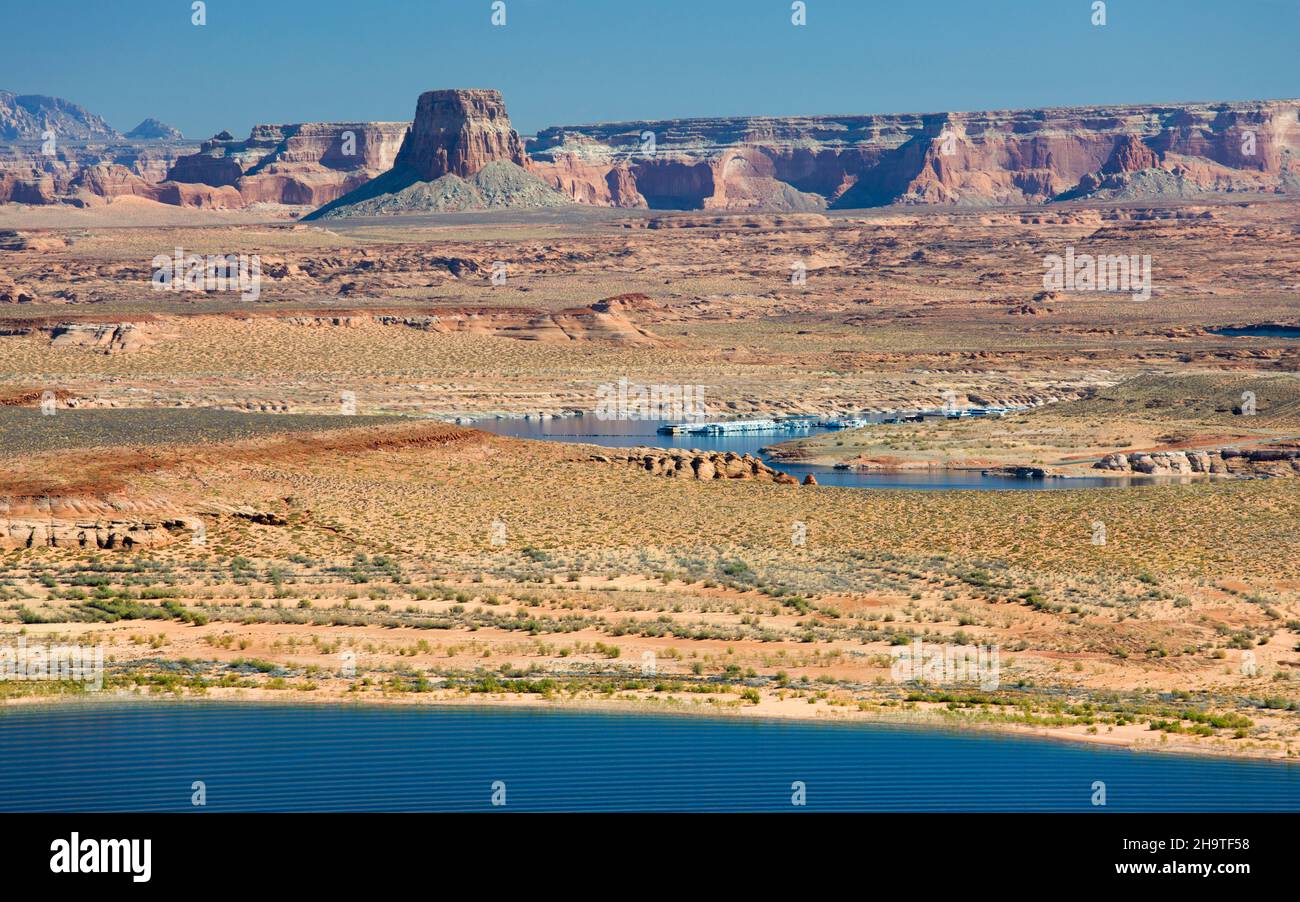 Área Nacional de Recreación de Glen Canyon, Page, Arizona, Estados Unidos. Vista sobre Wahweap Bay y Antelope Island hasta Antelope Point Marina y Distant Tower Butte. Foto de stock