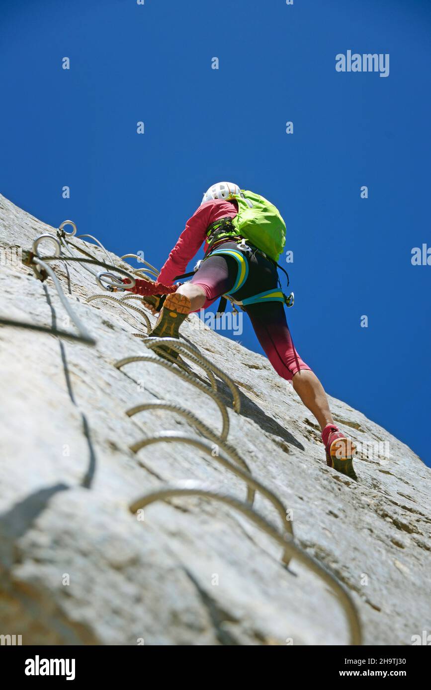 Escalador en Via Ferrata Chironne, Francia, Dept. Drome Foto de stock