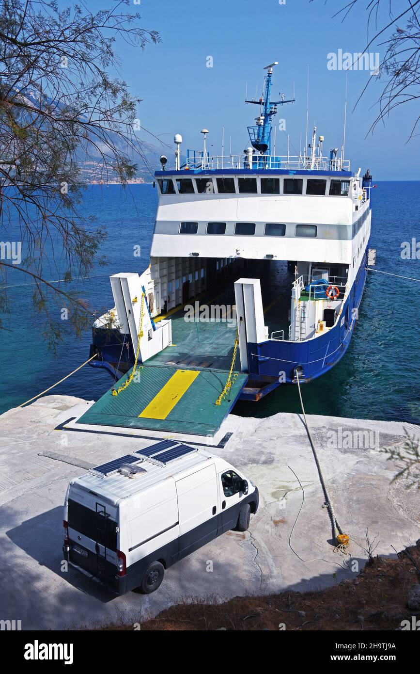 Ferry y camping entre las islas de Kefalonia y Zakynthos, Grecia, Islas Jónicas, Zakynthos, Pessada Foto de stock