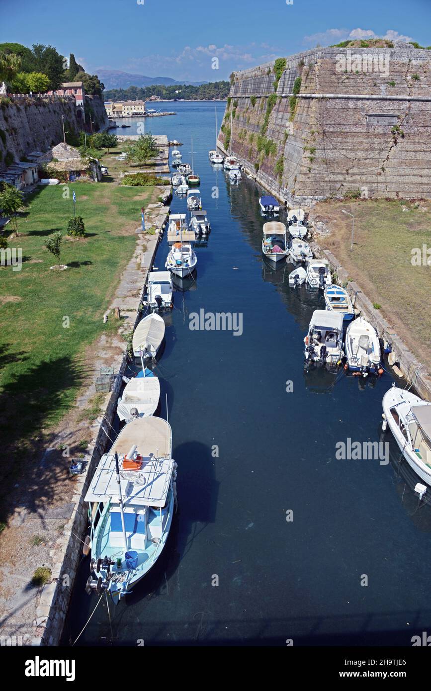 Ciudad de Corfú, el canal entre la ciudad y el Castlle Palio Enetiko Frourio, Grecia, Islas Jónicas, Corfú, Corfú Foto de stock