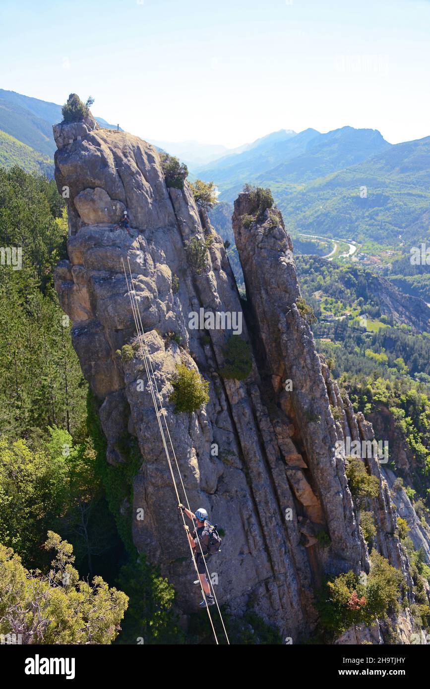 Escalador en via ferrata Demoiselles du Castagnet, Francia, Alpes Maritimes, Puget Theniers Foto de stock