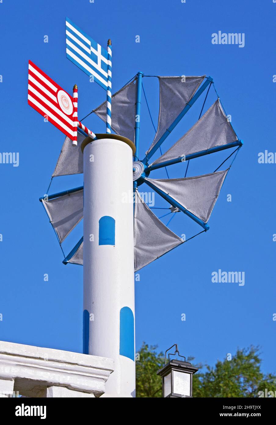 Pequeño molino de viento en un jardín, Grecia, Islas Jónicas, Zakynthos, Kokinou Foto de stock