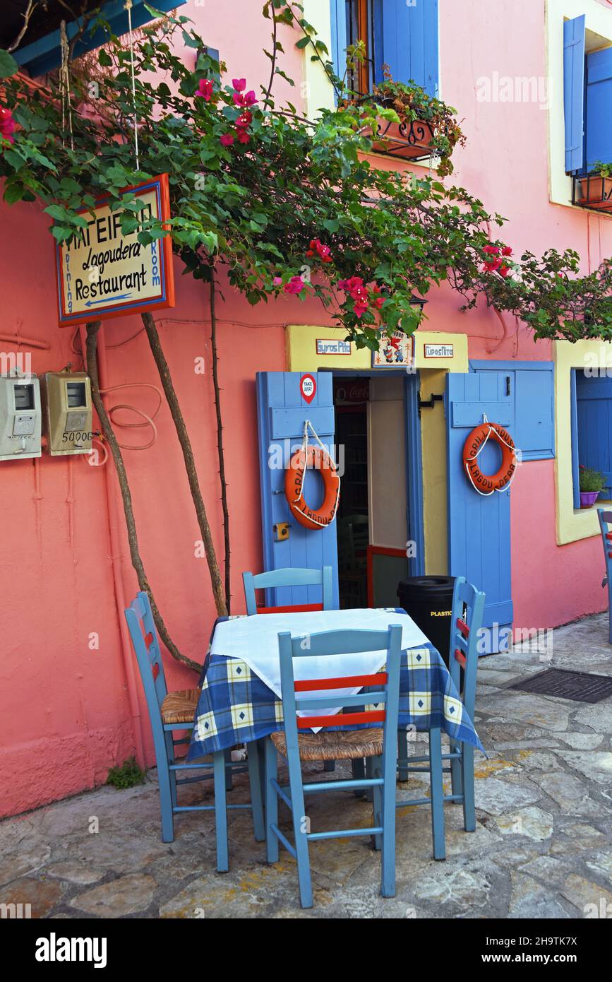 Pequeño restaurante de pescado en el pueblo, Grecia, Islas Jónicas, Kefalonia, Fiskardo Foto de stock