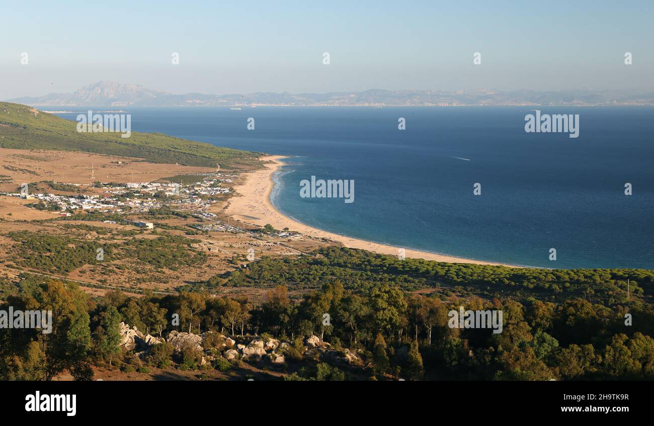 Estrecho de Gibraltar, playa y bahía de Bolonia, España, Andalucía, Tarifa Foto de stock