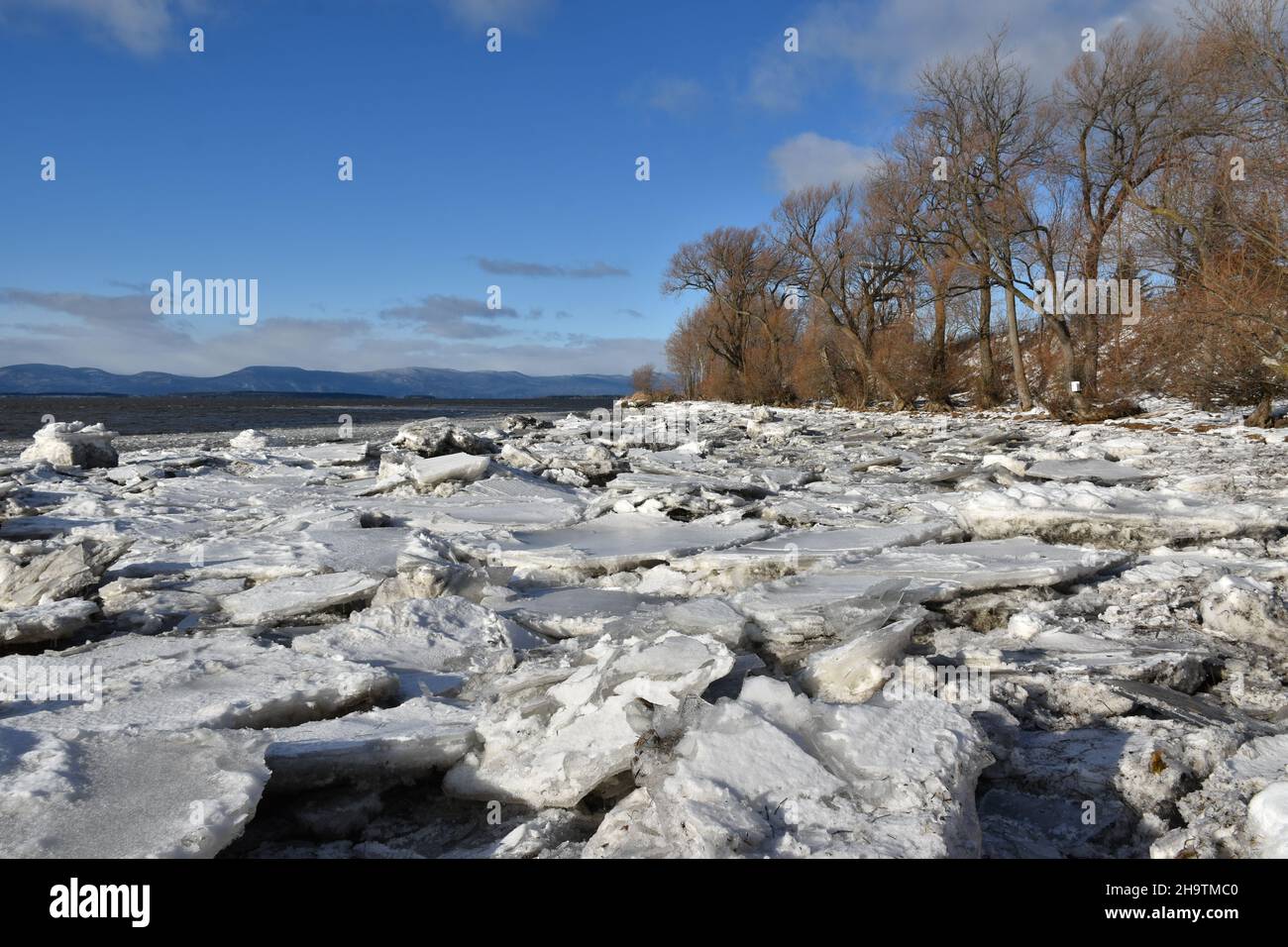 Bloques de hielo a lo largo del río, Montmagny, Québec, Canadá Foto de stock