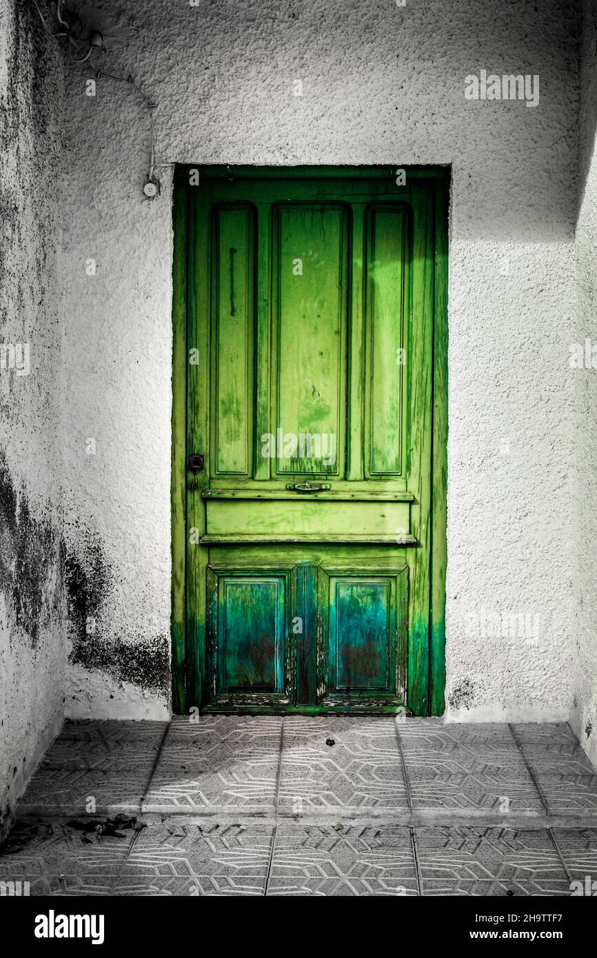 Antigua puerta de madera verde con detalles de puerta de hierro forjado en  el pueblo de Polop de la Marina, Alicante, España Fotografía de stock -  Alamy
