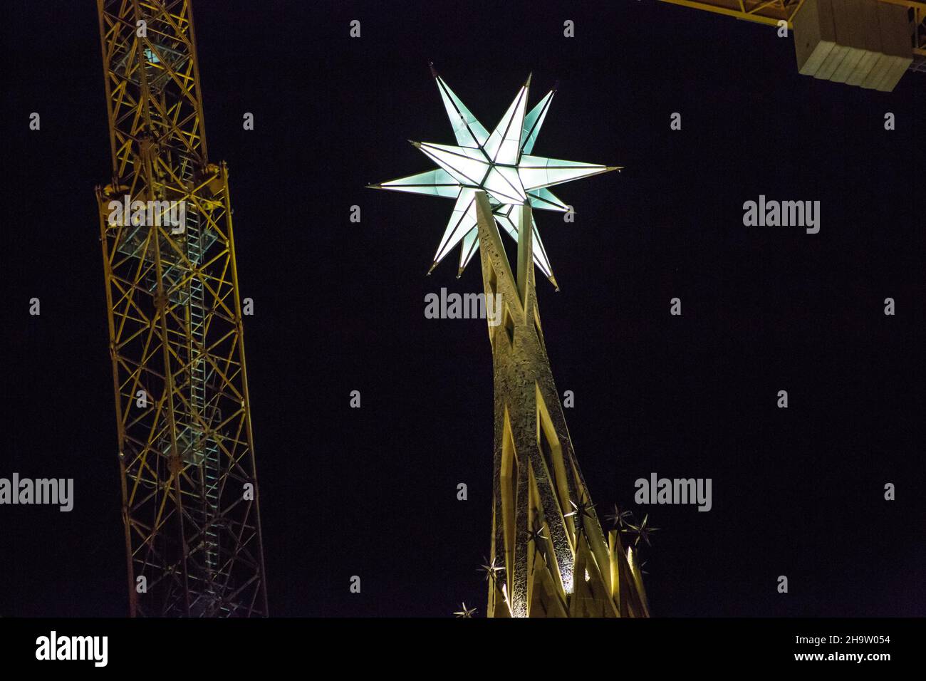 Barcelona, Cataluña, España. 8th de Dic de 2021. La estrella de doce puntas se ilumina desde la cima de una de las torres de la Basílica de la Sagrada Familia en Barcelona. La estrella recién instalada en la torre de la Virgen María de la Basílica de la Sagrada Familia se ha iluminado que el 8 de diciembre, fiesta de la Inmaculada Concepción, Por primera vez desde su instalación el 29 de noviembre. La Basílica de la Sagrada Familia es una obra maestra de la catedral de Antoni Gaudí. Es una famosa Basílica que tardó más de cien años en construirse, pero todavía está inacabada. (Imagen de crédito: © Thiago Prud Foto de stock