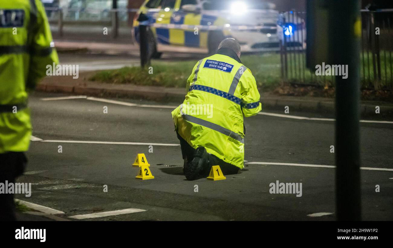 Investigadores forenses de colisiones en el escenario de un grave accidente en Erdington, Birmingham, Reino Unido. Foto de stock
