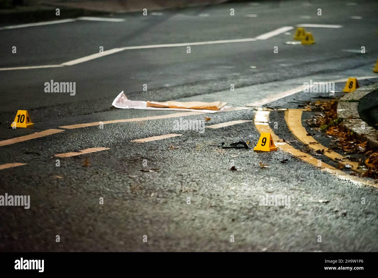 Los conos forenses amarillos en la carretera después de un grave accidente de impacto en Erdington, Birmingham, Reino Unido Foto de stock