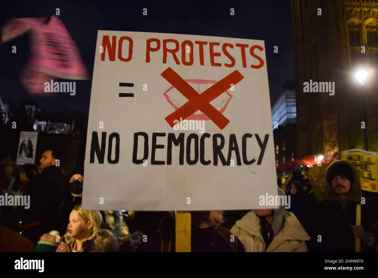 Londres, Reino Unido. 8th de diciembre de 2021. Matar a los manifestantes del proyecto de ley reunidos frente a las Cámaras del Parlamento en protesta contra el proyecto de ley de la policía, el delito, las sentencias y los tribunales. Foto de stock