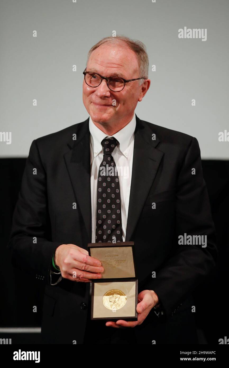 Premio Nobel de Ciencias Económicas David Card Posee después de recibir su premio en el Beckman Center, Academia Nacional de Ciencias en Irvine, California, EE.UU., 8 de diciembre de 2021. REUTERS/Mike Blake Foto de stock