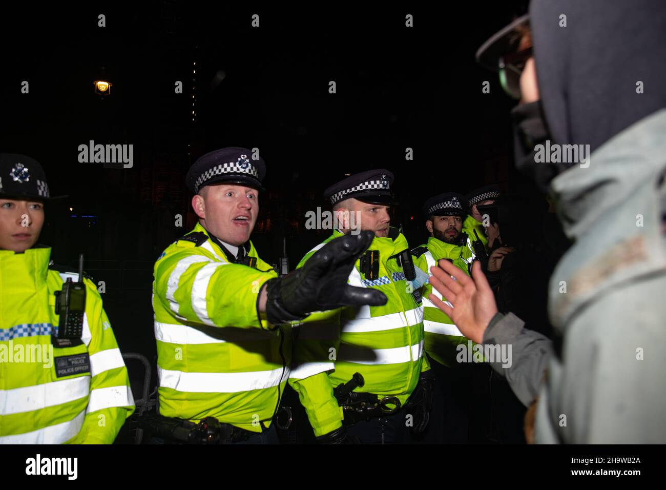 Londres, Inglaterra, Reino Unido 8th de diciembre de 2021 Cientos de manifestantes se reúnen en Parliament Square en oposición al proyecto de ley sobre la policía, el delito, las sentencias y los tribunales, con acalorados intercambios entre la policía y los manifestantes a medida que se acercaron las noches. Crédito: Denise Laura Baker/Alamy Live News Foto de stock