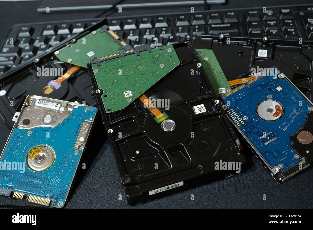 Montón de dispositivos de almacenamiento HDD componentes de ordenador.hi escasez de piezas de tecnología Foto de stock