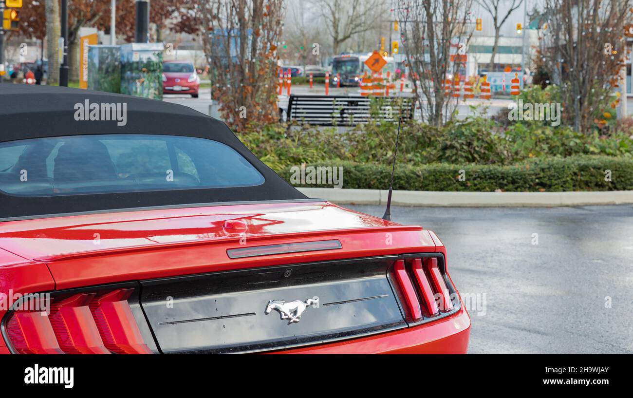 El coche rojo del músculo Ford Mustang estacionado en la calle. Vista posterior de cerca de un coche Ford Mustang en Langley BC, Canadá-Noviembre 23,2021. Vistas a la calle, sel Foto de stock