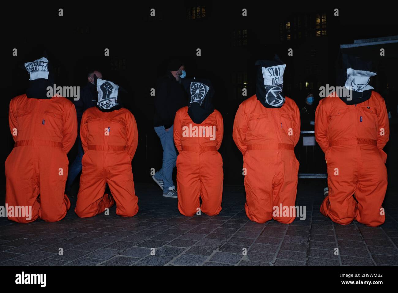 Londres, Reino Unido, 8th de diciembre de 2021, manifestantes 'Kill the Bill' con trajes de prisión y capuchas impresas que muestran a BLM, Rebelión de Animales, HS2, Acción Palestina y la rueda de Chakra Roma. Se reunieron en Westminster cuando se inició la tercera lectura del proyecto de ley sobre la policía, el delito, las sentencias y los tribunales (PCSC) en la Cámara de los Lores. La nueva legislación, si se aprueba, otorgará a la policía poderes adicionales para reprimir las protestas y la ruptura de manifestaciones que se consideran 'fastidiosas molestias'. Crédito: Fotografía de la Undécima Hora/Alamy Live News Foto de stock