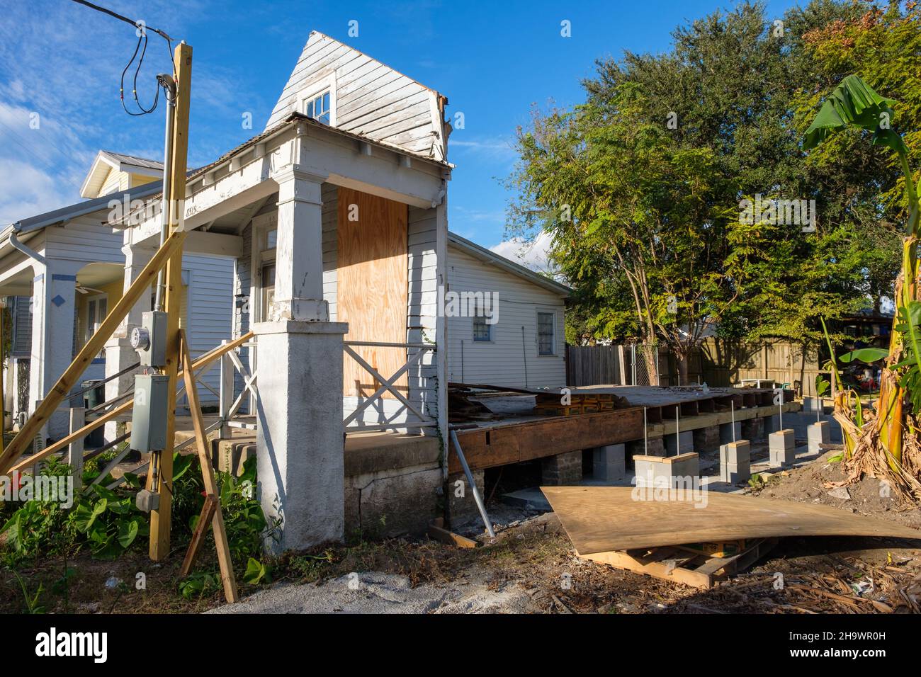 NUEVA ORLEANS, LA, EE.UU. - 5 DE DICIEMBRE de 2021: Casa en construcción en el barrio de Uptown con fachada antigua Foto de stock