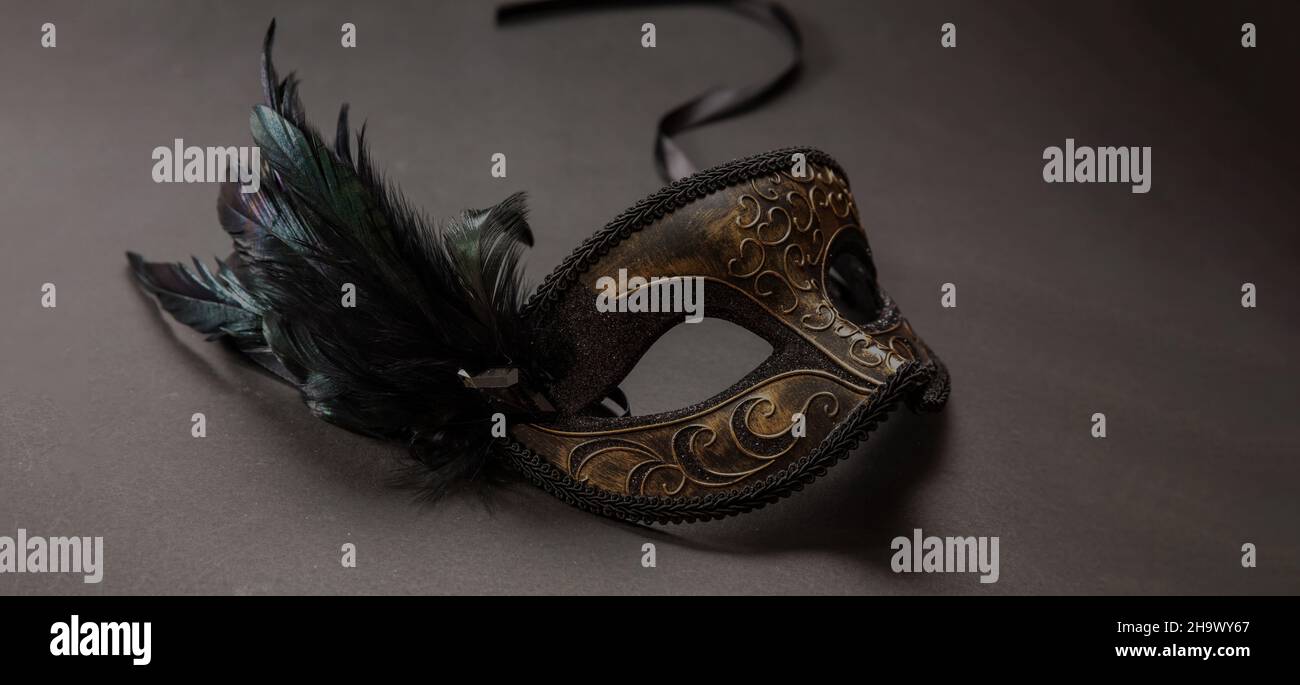 Carnival Máscara veneciana con plumas negras sobre fondo de color gris  oscuro, espacio de copia, plantilla. Mardi Gras disfraz evento, fiesta  tradicional masque Fotografía de stock - Alamy