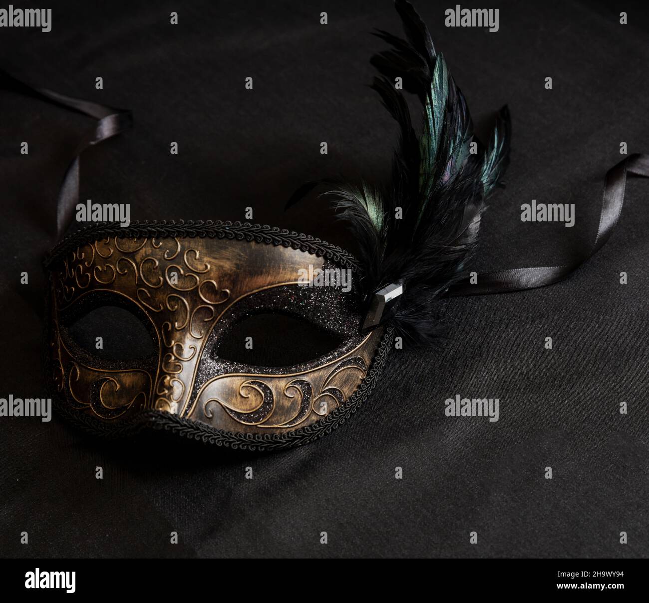 Fiesta de Carnaval. Máscara veneciana con plumas negras sobre fondo de  color gris oscuro, espacio de copia, plantilla. Disfraz femenino  tradicional del festival, mascarada Fotografía de stock - Alamy