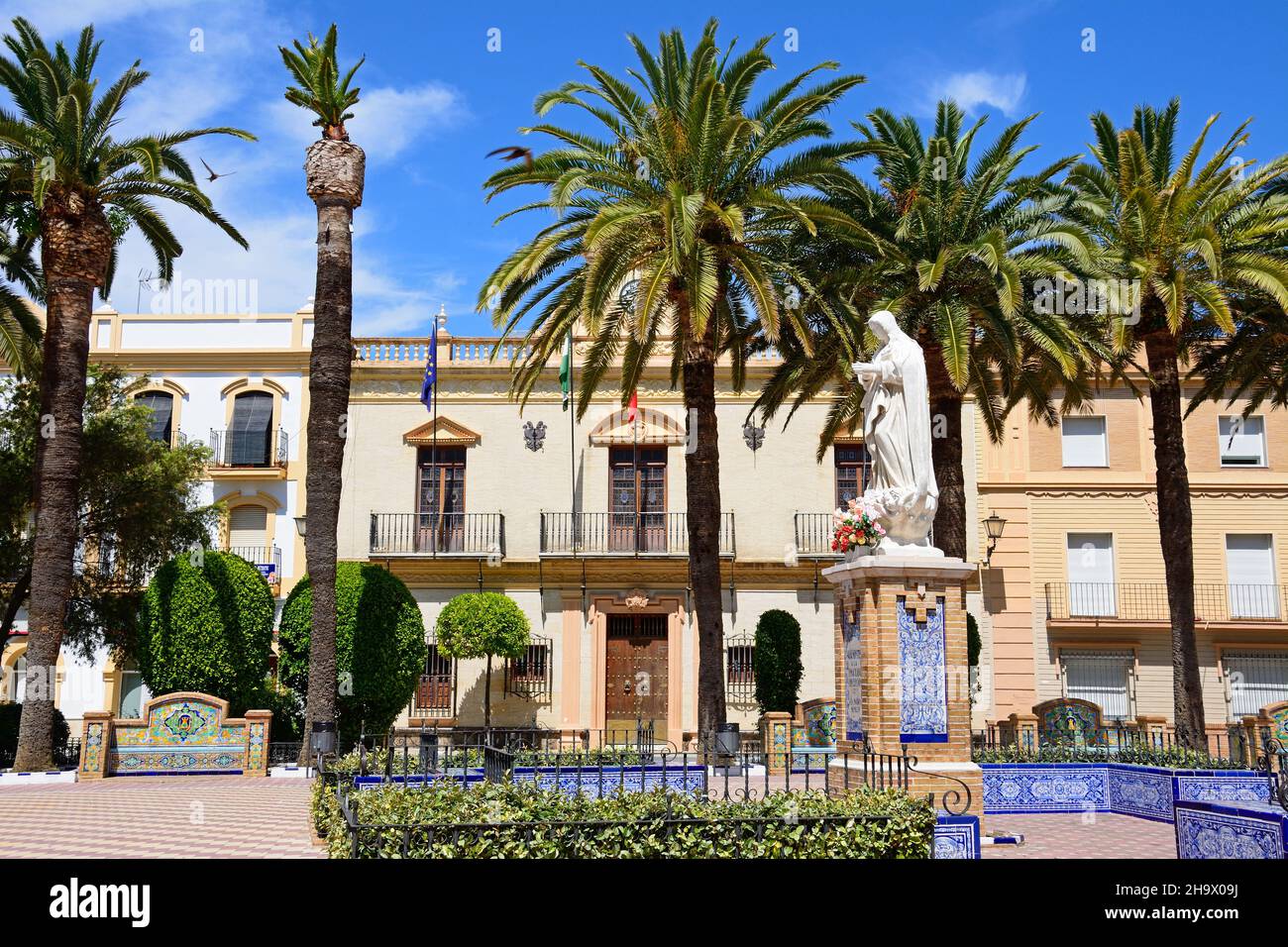 Estatua en la Plaza de la laguna con el ayuntamiento a la parte trasera, Ayamonte, Huelva, Andalucia, España, Europa. Foto de stock