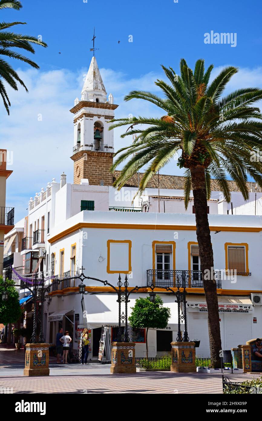 Vista desde la Plaza de la Laguna hacia la esquina de la calle con la torre de la iglesia parroquial de Las Angustias en la parte trasera, Ayamonte, Andalucía, España. Foto de stock