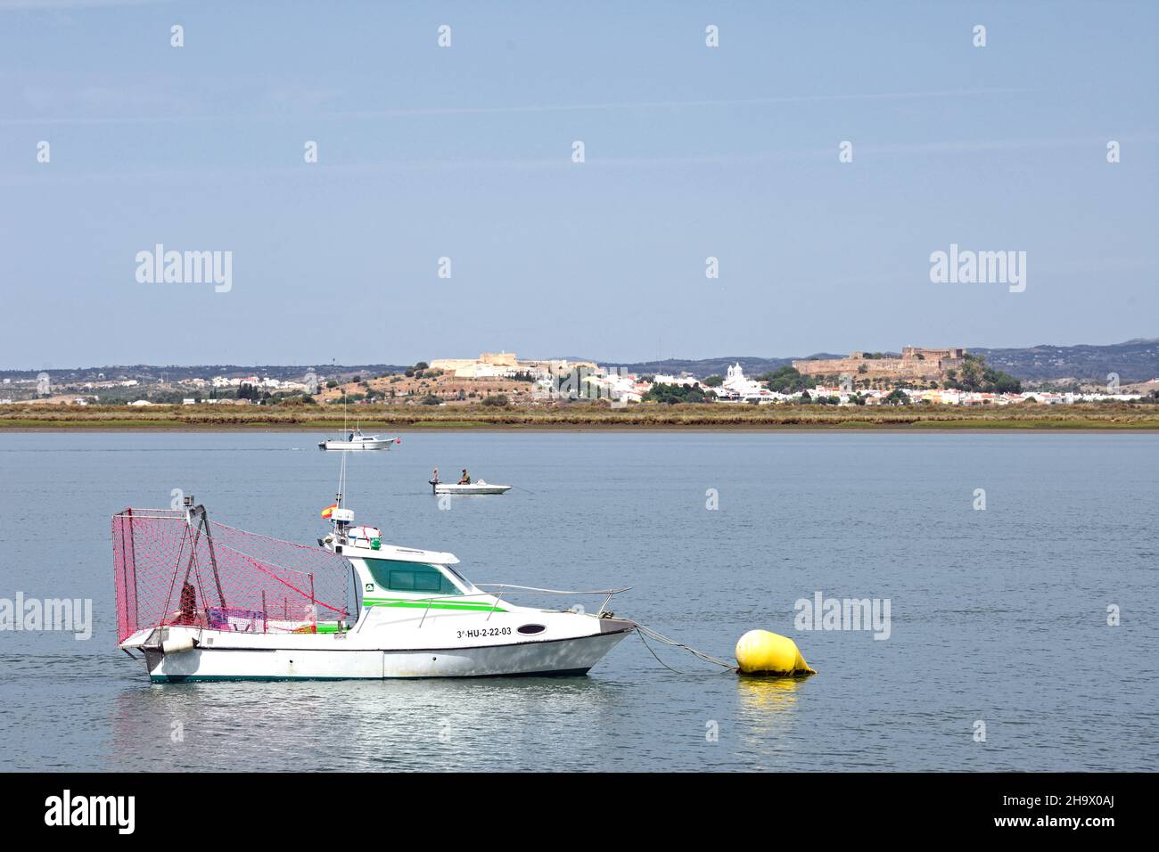 Pequeños barcos amarrados en el río con vistas hacia Castro Marim en Portugal, Ayamonte, Provincia de Huelva, Andalucía, España, Europa. Foto de stock
