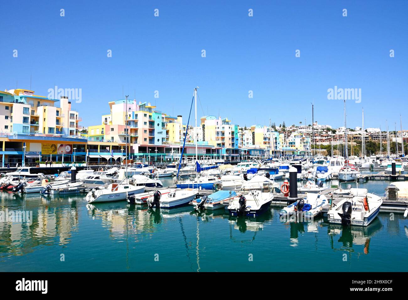 Barcos y yates amarrados en la marina con edificios en la parte trasera, Albufeira, Algarve, Portugal, Europa. Foto de stock