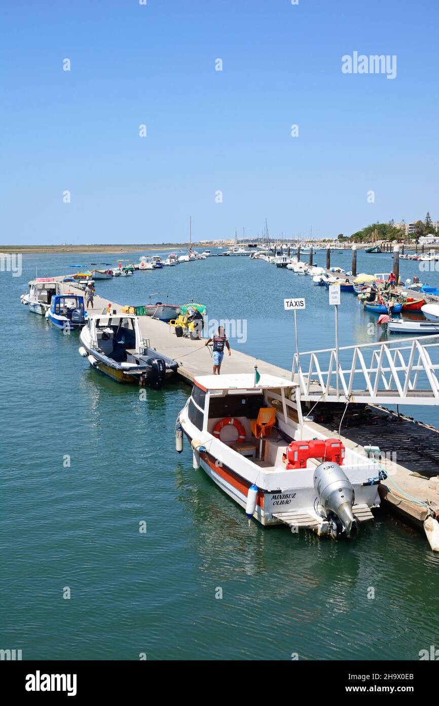 Barcos amarrados a lo largo de pontones en el puerto deportivo, Olhao, Algarve, Portugal, Europa. Foto de stock