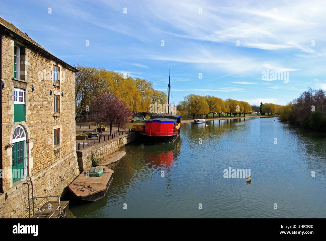 Vista a lo largo del río Nene visto desde el puente de la ciudad, Peterborough, Cambridgeshire, Inglaterra, Reino Unido, Europa. Foto de stock