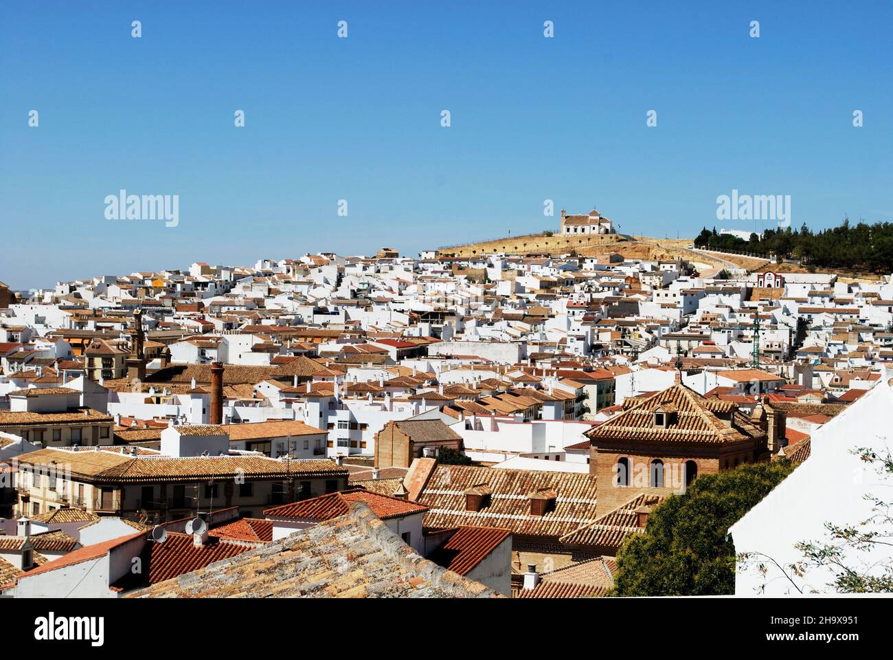 Vista sobre los tejados con vistas al noroeste, Antequera, Andalucía, España. Foto de stock