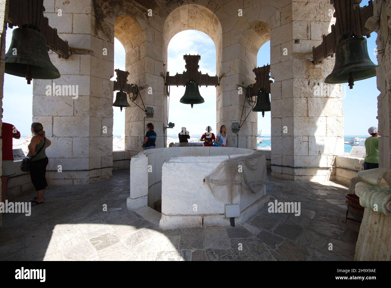Cinco campanas en el campanario occidental de la Catedral (Torre de Poniente) con turistas disfrutando de la vista, Cádiz, provincia de Cádiz, Andalucía, España, Oeste E Foto de stock