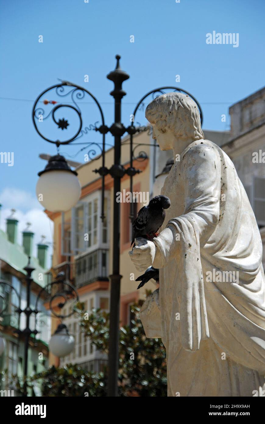 Estatua de mármol con una paloma en su mano en la Plaza de las Flores, Cádiz, Provincia de Cádiz, Andalucía, España, Europa Occidental. Foto de stock