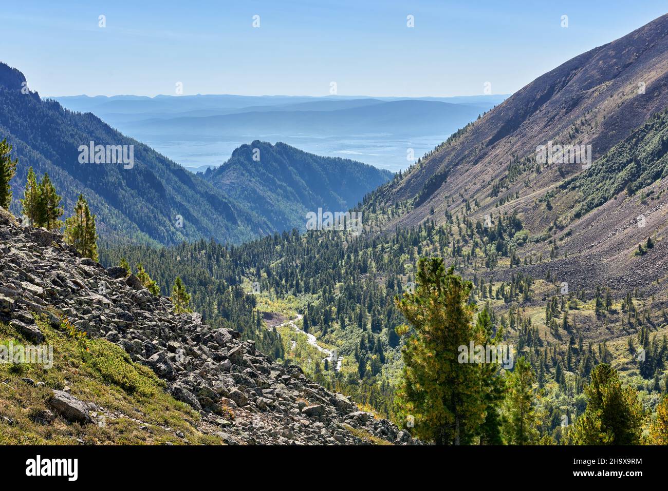 Vista de un pequeño valle de montaña desde la ladera de la montaña. Buryatia oriental de Sayan. Rusia Foto de stock