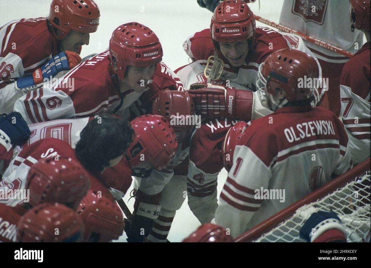 Jugos³awia Sarajewo 02,1984. Zimowe Igrzyska Olimpijskie w dniach 8-19 lutego. Mecz w hokeju na lodzie Polska - Jugos³awia. NZ. Polscy zawodnicy: Napastnik skrzyd³owy Henryk Pytel (1L), obroñca Henryk Gruth (2L), napastnik Wies³aw Jobczyk (3L). js PAP/Wojciech Kryñski Dok³adny dzieñ wydarzenia nieustalony. Yugoslavia Sarajevo febrero de 1984. Los Olimpiados de Invierno el 8-19 de febrero. En la foto: Un mach de hockey sobre hielo polaco-yugoslavo. Foto: Jugadores polacos: Ala delantera Henryk Pytel (1st izquierda), defensor Henryk Gruth (2nd izquierda), delantero Wieslaw Jobczyk (3rd izquierda). js PAP/Wojciech Krynski Foto de stock