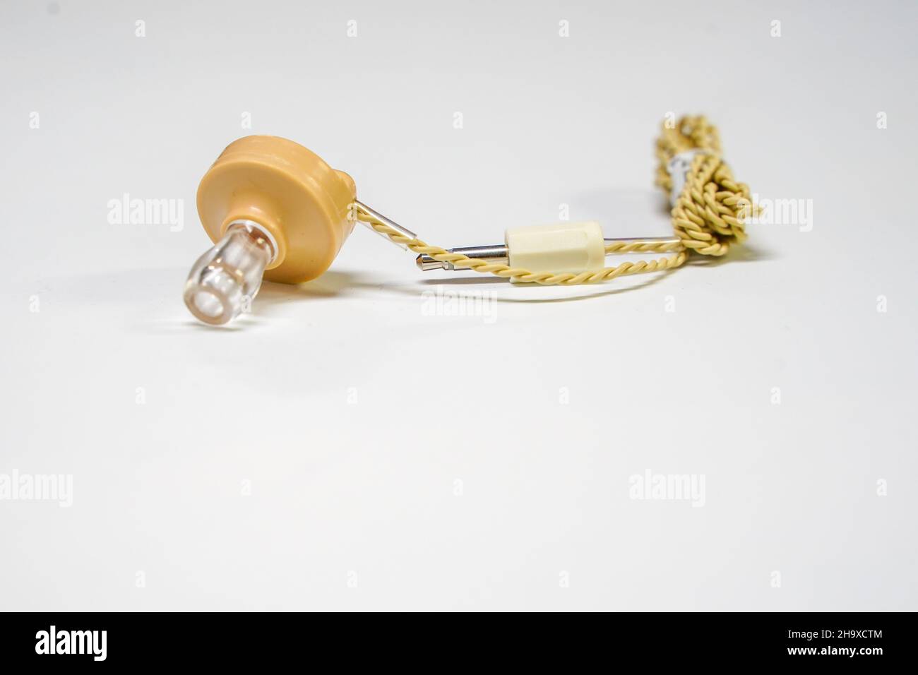 Parte de los auriculares de cristal, con cordón, color beige. Con enchufe o  conexión. También llamado auriculares de cristal, utiliza una alta  impedancia piezoeléctrica c Fotografía de stock - Alamy